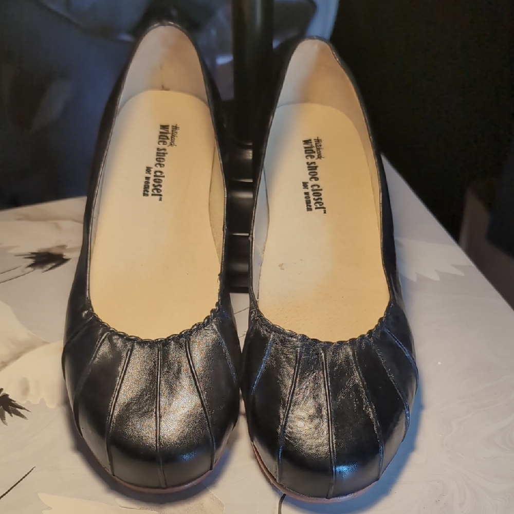 Hitchcock Zora black leather Size 10(4E) ballet flat.